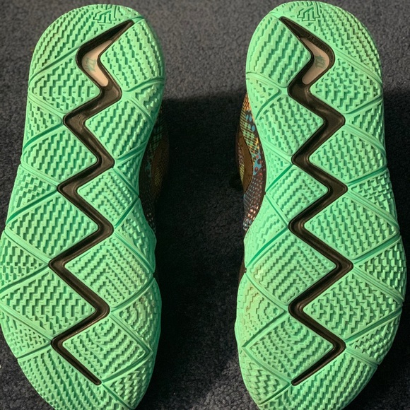 Kyrie Irving - Picture 4 of 4